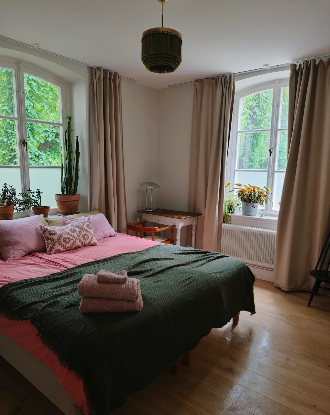 Bäddad dubbelsäng med vikta handdukar